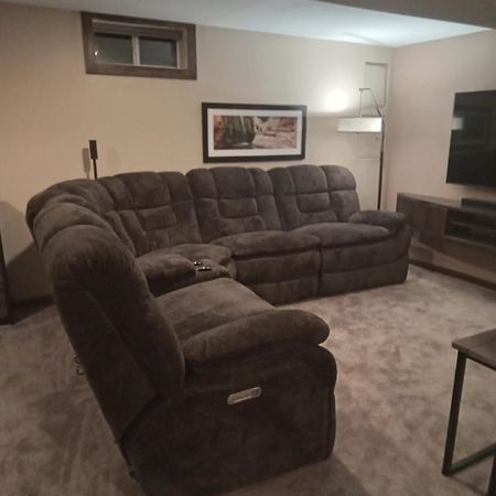 Super Suite With Sauna, Pool Table And Arcade Game Lansing Ngoại thất bức ảnh